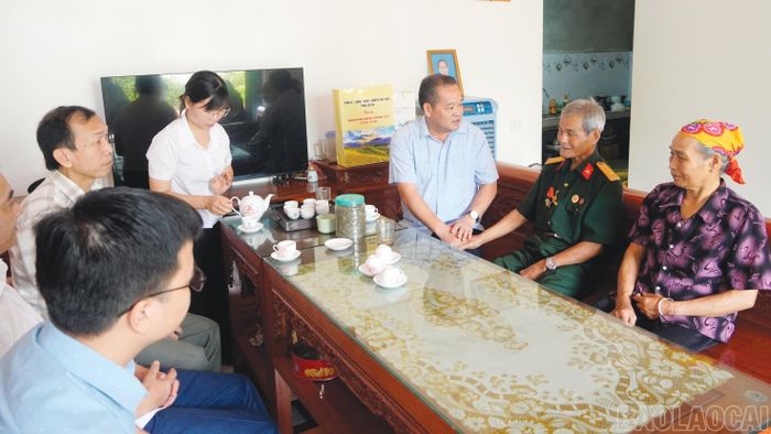 Đồng chí Lý Bình Minh - Phó Chủ tịch HĐND tỉnh thăm hỏi, tặng quà các gia đình người có công và thân nhân liệt sĩ tiêu biểu.