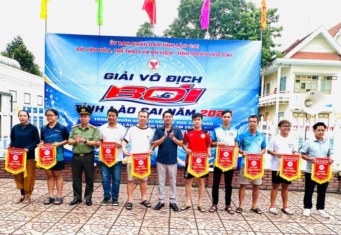 Ban Tổ chức trao cờ lưu niệm cho các đoàn vận động viên tham dự giải.