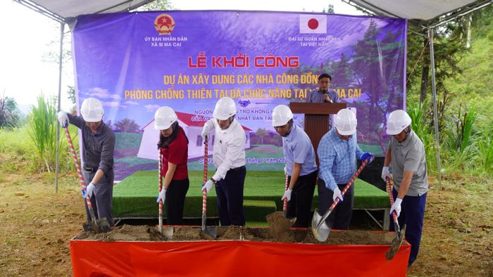Các đại biểu thực hiện nghi lễ động thổ.