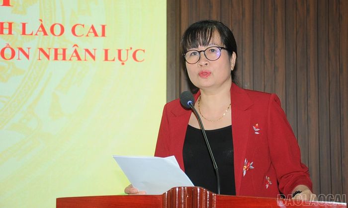 Đồng chí Đinh Thị Minh Hà - Phó Chủ tịch Ủy ban MTTQ tỉnh trình bày báo cáo đề dẫn.