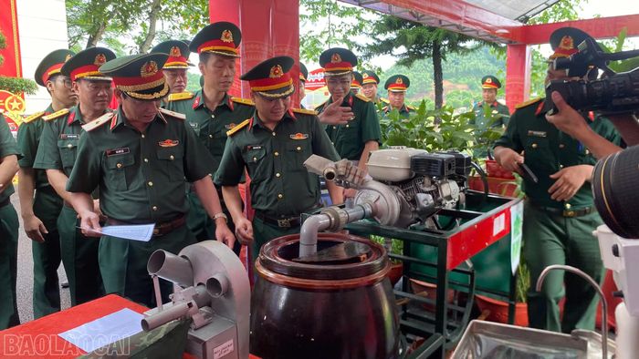 Các đại biểu tham quan khu vực trưng bày mô hình sáng kiến và chấm điểm.
