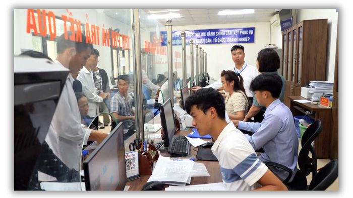 Giải quyết thủ tục hành chính tại Trung tâm Phục vụ Hành chính công xã Mù Cang Chải.
