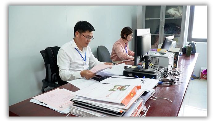 Anh Thào A Ư - công chức Phòng Kinh tế xã Tả Van nhanh chóng bắt nhịp với guồng công việc mới.