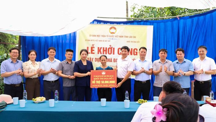 Trao hỗ trợ làm nhà cho bà Đỗ Thị Thuận.