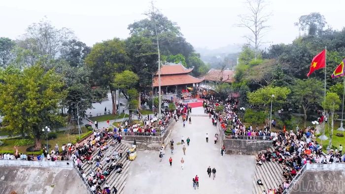 Lễ hội đền Đông Cuông thu hút đông đảo Nhân dân và du khách, góp phần quảng bá bản sắc văn hóa và hình ảnh du lịch Lào Cai.