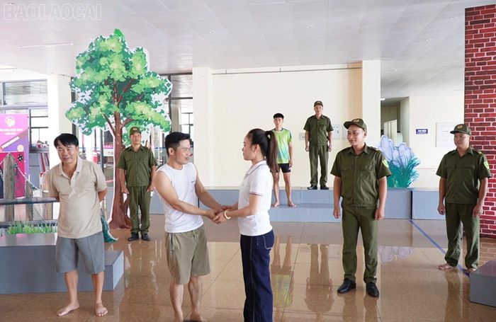 Các thành viên đội tuyển tỉnh Lào Cai luyện tập các nội dung dự thi theo hình thức sân khấu hóa.