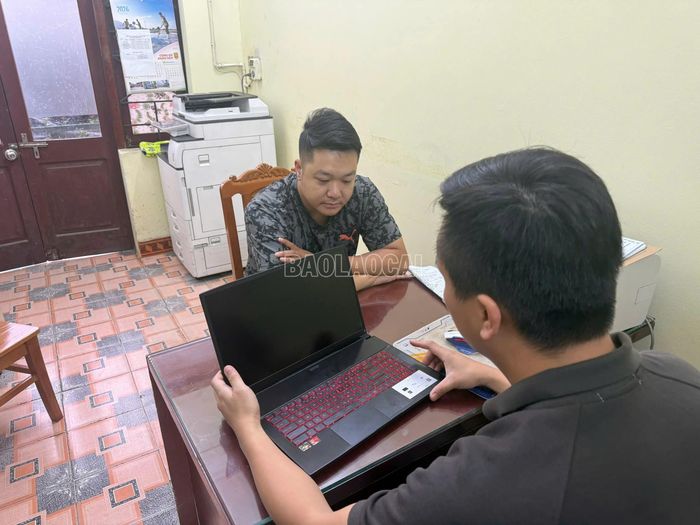 Cơ quan cảnh sát điều tra làm việc với các đối tượng.