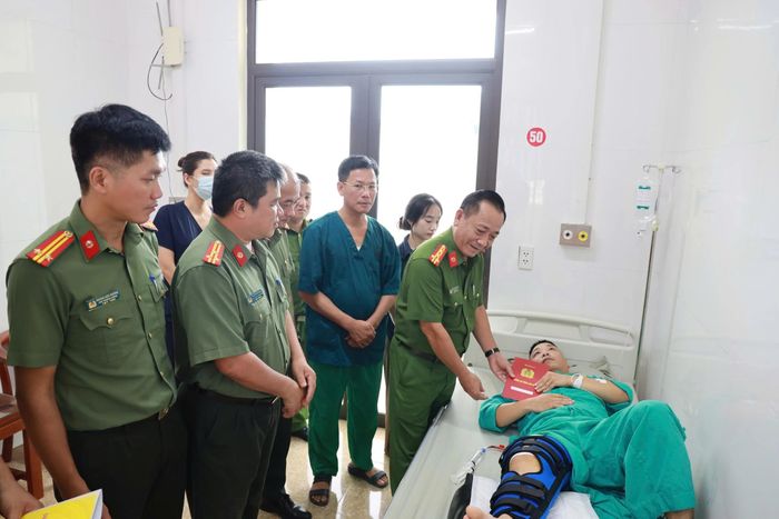 Đại tá Nguyễn Xuân Tuấn, Phó Giám đốc Công an tỉnh thăm hỏi, động viên Thượng úy Nguyễn Đức Khánh.