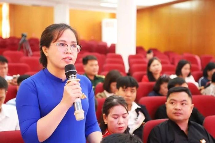 Các đại biểu đã thảo luận, chất vấn tại kỳ họp.