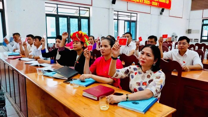  Biểu quyết thông qua nghị quyết kỳ họp. 