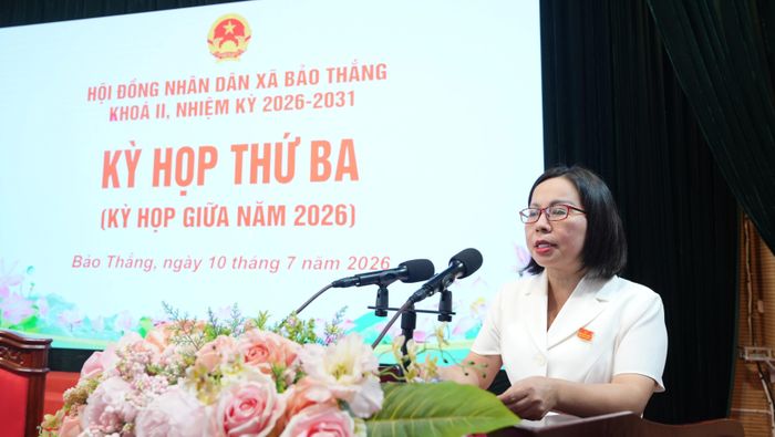 Đồng chí Lý Thị Vinh - Ủy viên Ban Thường vụ Tỉnh ủy, Bí thư Đảng ủy, Chủ tịch HĐND xã phát biểu bế mạc kỳ họp.
