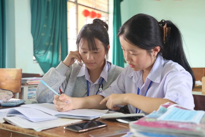 Học sinh Trường PTDTNT THCS và THPT Đắk Glong cùng hỗ trợ nhau trong học tập.