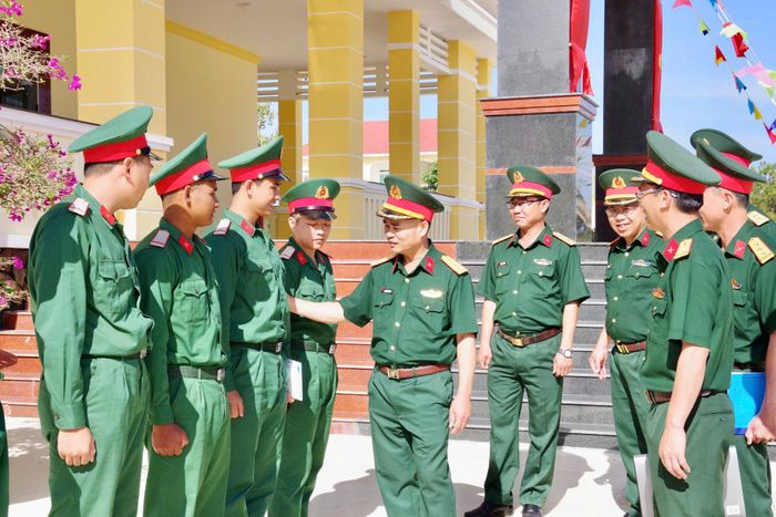 Đại tá Nguyễn Văn Sơn trò chuyện, trao đổi với chiến sĩ tại Trung đoàn Bộ binh 994B