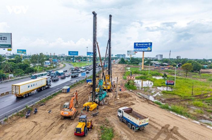 Sau 7 tháng khởi công, dự án hiện vẫn chưa thể bước vào thi công đồng bộ.