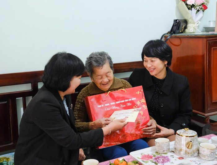 Phó Bí thư Tỉnh ủy Lâm Đồng Phạm Thị Phúc thăm, chúc Tết Mẹ Việt Nam anh hùng Võ Thị Thanh, thôn Yên Bình, xã Đinh Văn Lâm Hà