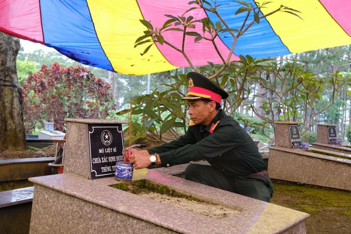 Đại tá Nguyễn Thanh Quảng, Phó Chính ủy Bộ Chỉ huy Quân sự tỉnh, Phó Trưởng Ban Chỉ đạo 515 tỉnh thắp hương các phần mộ liệt sĩ