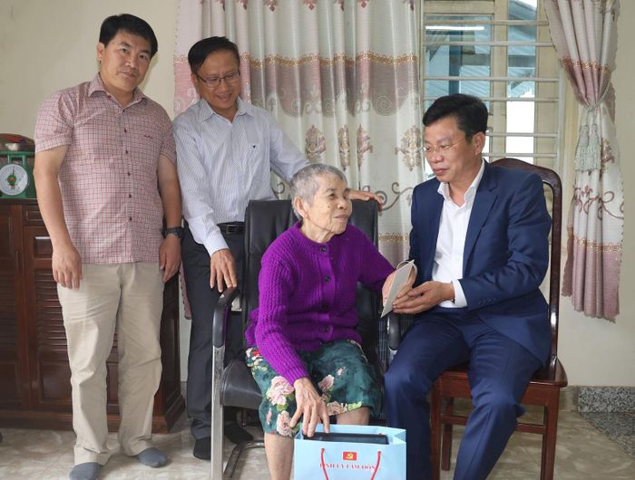 Phó Bí thư Tỉnh ủy, Chủ tịch HĐND tỉnh Lâm Đồng Lưu Văn Trung tặng quà cho thương binh Nguyễn Thị Dung