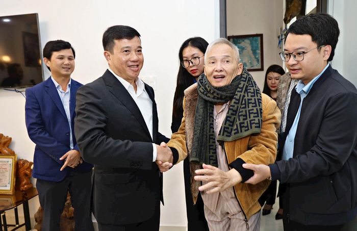 Ủy viên Ban Chấp hành Trung ương Đảng, Bí thư Tỉnh ủy, Trưởng đoàn ĐBQH tỉnh Lâm Đồng Y Thanh Hà Niê Kđăm ân cần thăm hỏi thương binh Nguyễn Thanh Hoàng