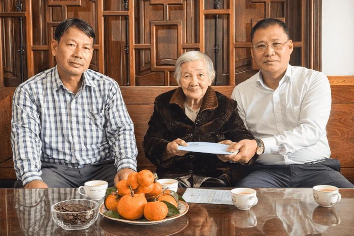Ông Bùi Thanh Quang, Phó Giám đốc Báo và Phát thanh, Truyền hình Lâm Đồng thăm và tặng quà Tết cho Mẹ Việt Nam Anh hùng Nguyễn Thị Xuân