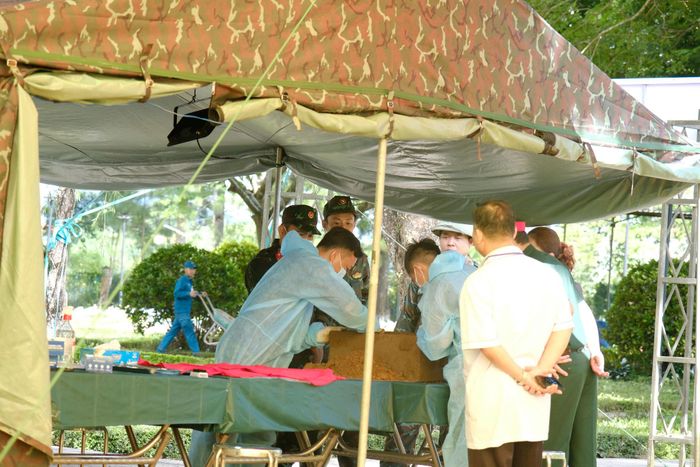 Các thành viên tham gia nhiệm vụ thực hiện từng công đoạn với tinh thần trách nhiệm cao