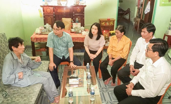 Phó Bí thư Thường trực Tỉnh ủy Đặng Hồng Sỹ thăm gia đình có công