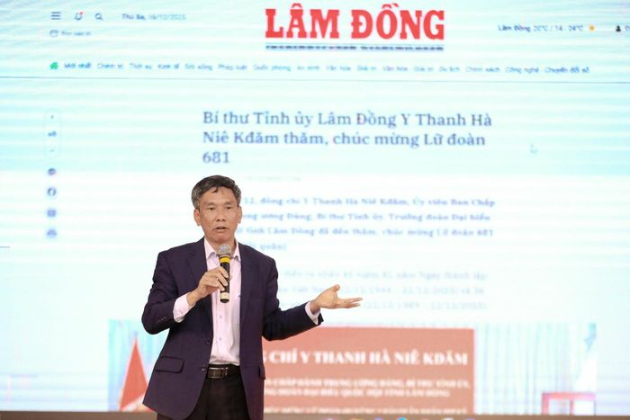 Nhà báo Vũ Ngọc Tú, Phó Chủ tịch HNB tỉnh, Phó Giám đốc Báo và Phát thanh, Truyền hình Lâm Đồng chia sẻ, hướng dẫn nghiệp vụ cho hội viên