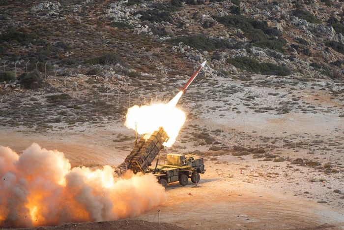 Hệ thống phòng không Patriot với radar AN/MPQ-65 và bệ phóng M901 trong biên chế lực lượng phòng không đồng minh.
