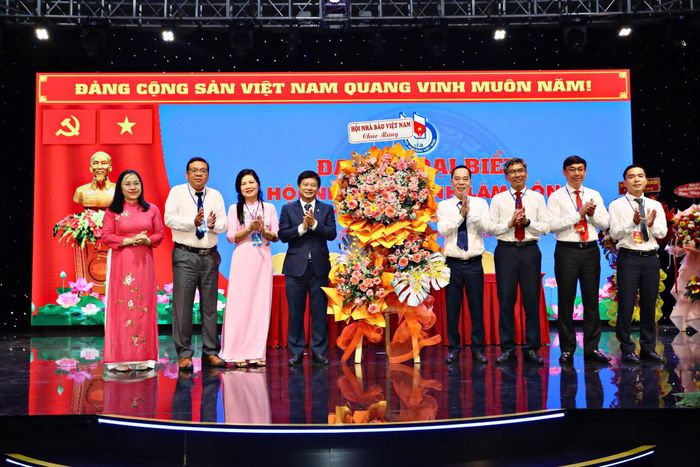 Phó Chủ tịch Hội Nhà báo Việt Nam Trần Trọng Dũng tặng hoa chúc mừng Đại hội (Ảnh: Chính Thành)