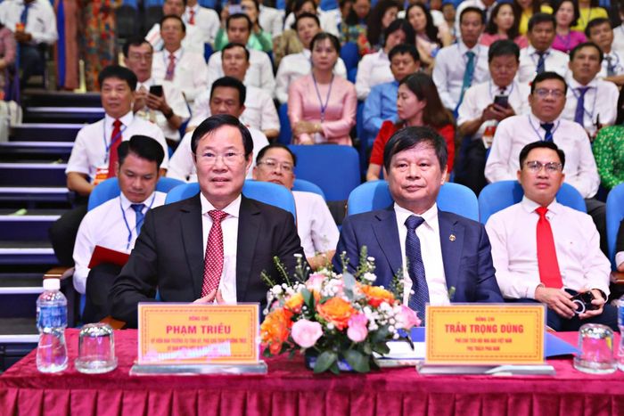 Đồng chí Phạm Triều, Ủy viên Ban Thường vụ, Phó Chủ tịch Thường trực Ủy ban MTTQ Việt Nam tỉnh Lâm Đồng và Phó Chủ tịch Hội Nhà báo Việt Nam Trần Trọng Dũng tham dự đại hội. (Ảnh: Chính Thành)