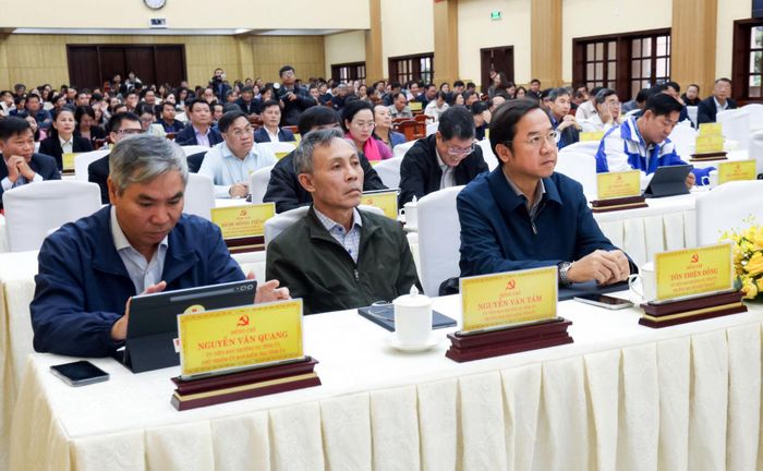 Các đồng chí Ủy viên Ban Thường vụ Tỉnh ủy dự hội nghị tại Hội trường Tỉnh ủy Lâm Đồng