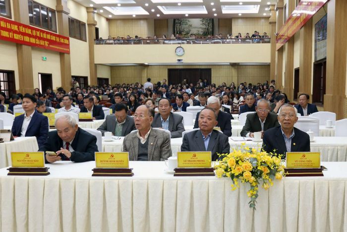 Các đồng chí: nguyên Bí thư Tỉnh ủy, nguyên Phó Bí thư Tỉnh ủy dự hội nghị