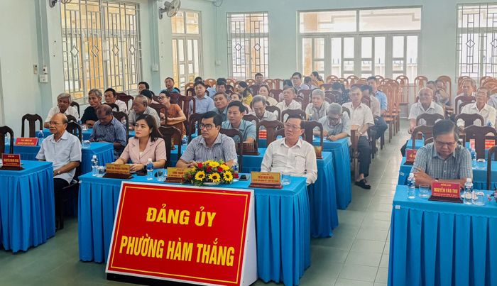 Các đồng chí lãnh đạo Đảng ủy, HĐND, UBND phường Hàm Thắng cùng các đồng chí nguyên lãnh đạo tỉnh, nguyên Tỉnh ủy viên, lãnh đạo các ban, ngành đã nghỉ hưu và sinh sống trên địa bàn phường dự hội nghị (Ảnh: Thanh Duyên)
