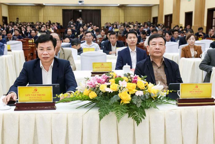 Các đồng chí: Lưu Văn Trung, Phó Bí thư Tỉnh ủy, Chủ tịch HĐND tỉnh; Bùi Thắng, Phó Bí thư Tỉnh ủy dự hội nghị