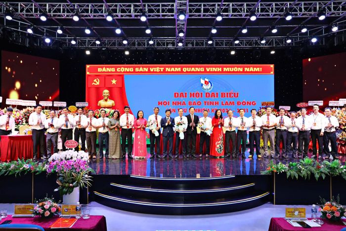 Lãnh đạo Hội Nhà báo Việt Nam và lãnh đạo tỉnh Lâm Đồng tặng hoa chúc mừng Ban Chấp hành Hội Nhà báo tỉnh, nhiệm kỳ 2026 - 2031