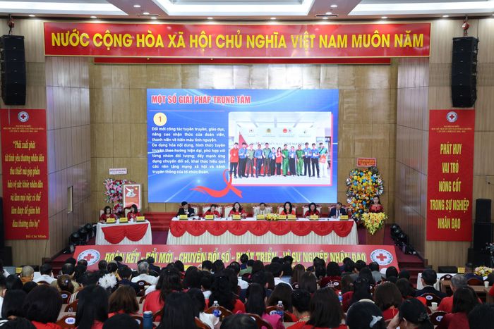 Các đại biểu trình bày tham luận nhằm nâng cao chất lượng hoạt động của Hội Chữ thập đỏ tỉnh