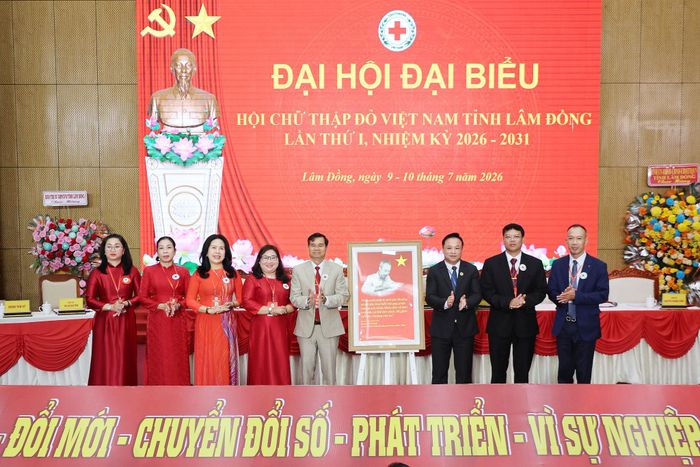 Trung ương Hội CTĐ Việt Nam tặng bức tranh Chủ tịch Hồ Chí Minh chúc mừng đại hội