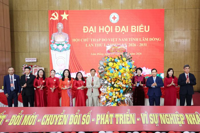 Tỉnh ủy, HĐND, UBND, Ủy ban MTTQ Việt Nam tỉnh Lâm Đồng tặng hoa chúc mừng đại hội