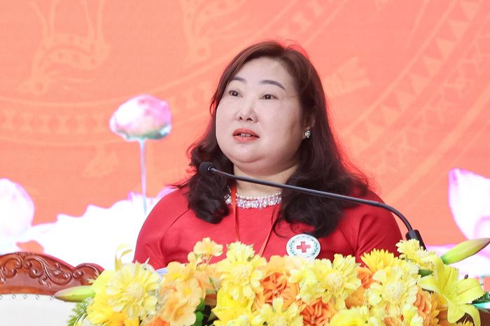Phó Chủ tịch Hội Chữ thập đỏ tỉnh Lâm Đồng Nguyễn Thị Chín báo cáo kết quả Phiên thứ nhất
