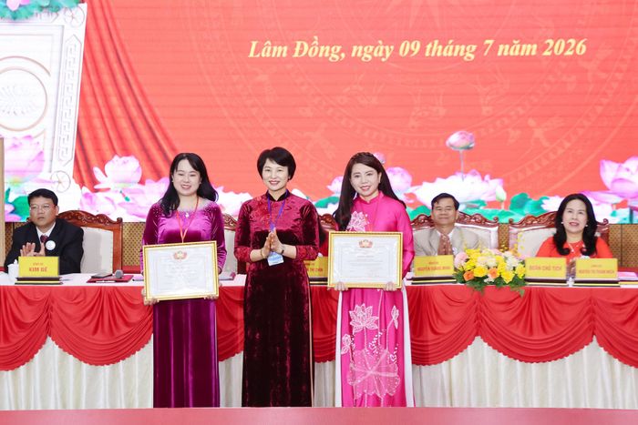 Đồng chí Phạm Thị Phúc, Phó Bí thư Tỉnh ủy, Chủ tịch Ủy ban MTTQ Việt Nam tỉnh Lâm Đồng tặng Bằng khen cho 2 cá nhân