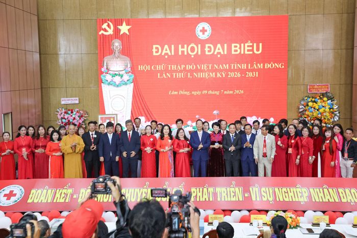 Lãnh đạo tỉnh Lâm Đồng chụp hình lưu niệm cùng Ban Chấp hành Hội CTĐ tỉnh Lâm Đồng nhiệm kỳ 2026 - 2031