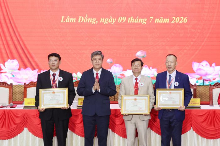 Tỉnh ủy viên, Phó Chủ tịch UBND tỉnh Lâm Đồng Nguyễn Minh tặng Bằng khen cho 2 cá nhân, 1 tập thể vì đã có thành tích xuất sắc trong công tác hội và phong trào CTĐ tỉnh nhiệm kỳ 2021 - 2026