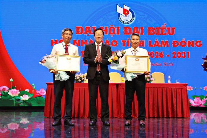 Phó Chủ tịch Thường trực Ủy ban MTTQ tỉnh Lâm Đồng Phạm Triều tặng Bằng khen cho các cá nhân có thành tích xuất sắc của Hội Nhà báo tỉnh
