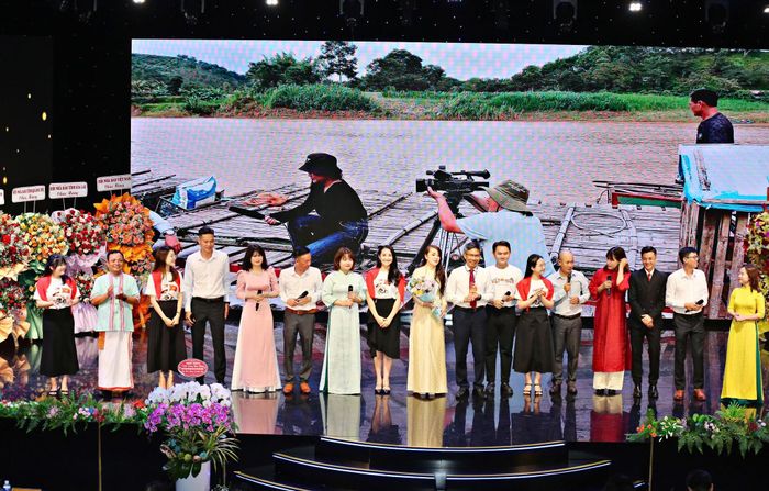 Lãnh đạo Hội Nhà báo tỉnh Lâm Đồng tặng hoa cảm ơn Đội Văn nghệ - Báo và Phát thanh, Truyền hình Lâm Đồng