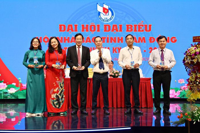 Hội Nhà báo tỉnh Lâm Đồng tặng phẩm lưu niệm đến các đồng chí lãnh đạo Tỉnh ủy, HĐND, UBND, Ủy ban MTTQ Việt Nam tỉnh