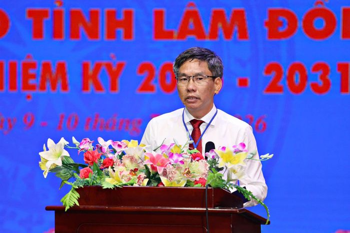 Nhà báo Vũ Ngọc Tú, Phó Giám đốc Báo và Phát thanh, Truyền hình Lâm Đồng, Phó Chủ tịch Hội Nhà báo tỉnh trình bày Báo cáo kiểm điểm Ban Chấp hành hội, nhiệm kỳ 2020 - 2025