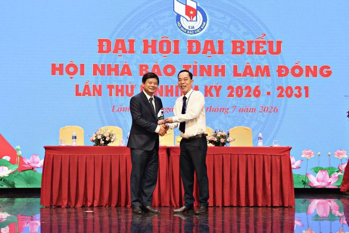Chủ tịch Hội Nhà báo tỉnh Lâm Đồng Lê Huy Toàn tặng quà lưu niệm đến Phó Chủ tịch Hội Nhà báo Việt Nam Trần Trọng Dũng