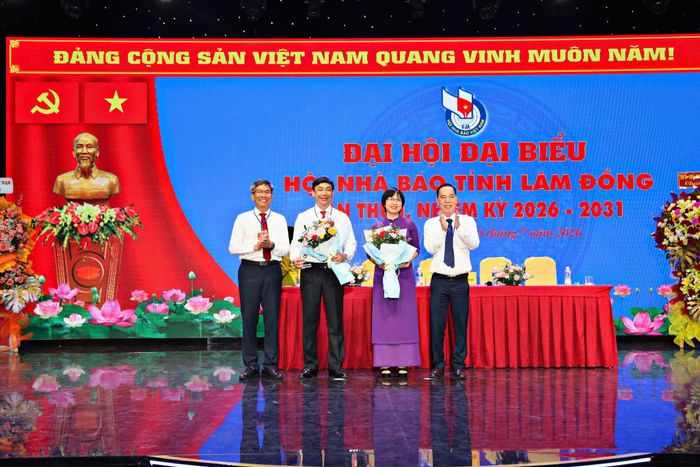 Lãnh đạo Hội Nhà báo tỉnh Lâm Đồng tặng hoa và quà lưu niệm cho các nhà báo trong Ban Chấp hành hội nhiệm kỳ 2020 - 2025
