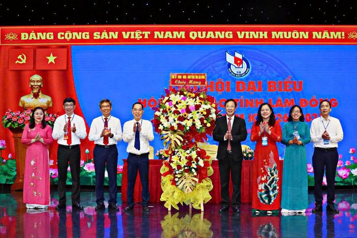 Lãnh đạo Tỉnh ủy, HĐND, UBND, Ủy ban MTTQ Việt Nam tỉnh Lâm Đồng tặng hoa chúc mừng Đại hội đại biểu Hội Nhà báo tỉnh Lâm Đồng