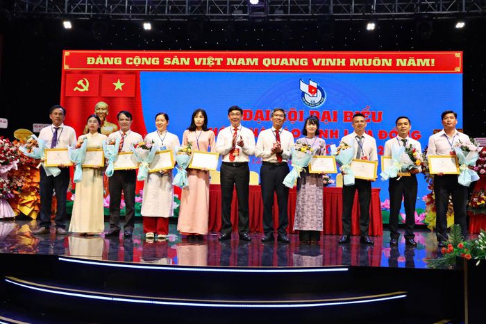 Lãnh đạo Hội Nhà báo tỉnh Lâm Đồng tặng Giấy khen cho các hội viên xuất sắc trong công tác phục vụ đại hội