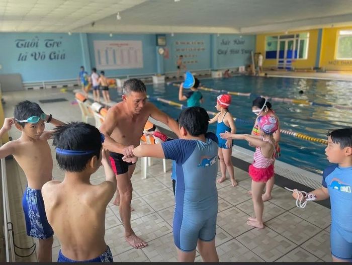 Hướng dẫn trẻ học bơi